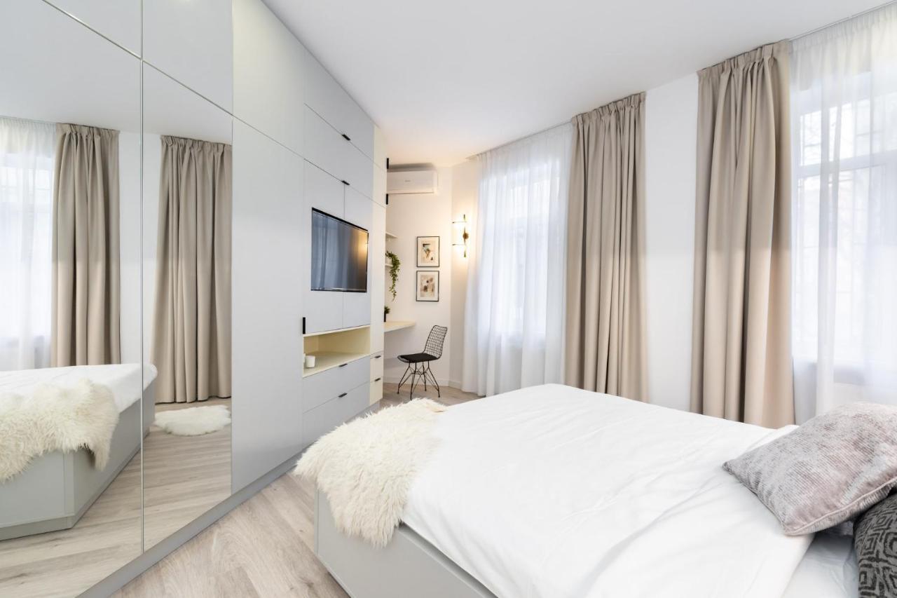 Four Bedroom Apartment, Old Town Bucharest Exterior photo